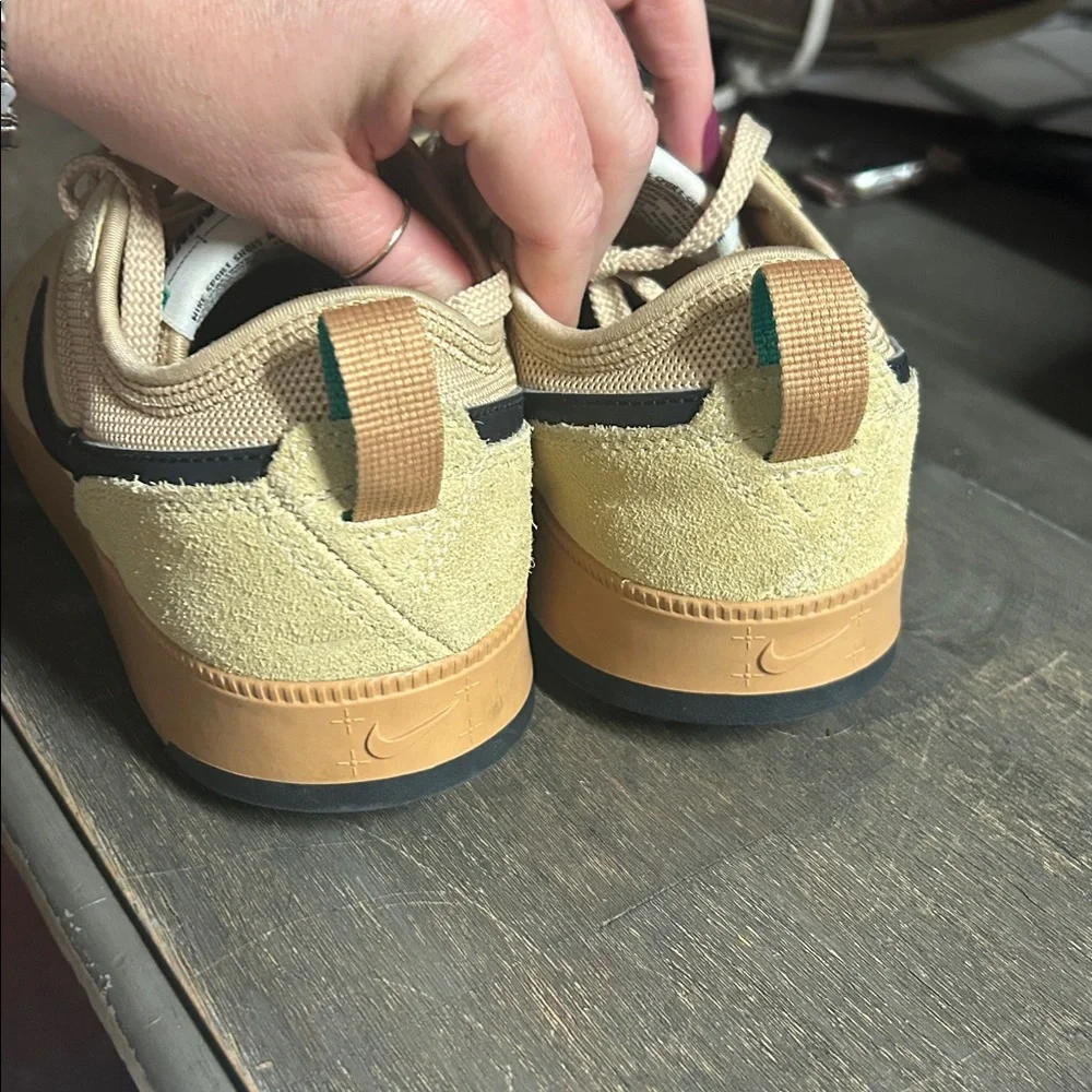 Nike C1TY Grade School boys'‎ shoe in the 
